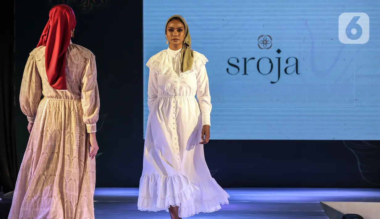 Model mengenakan koleksi scarf dari Sroja saat peluncuran di Jakarta, Sabtu (26/3/2022). Tema scarf perdana Sroja terinspirasi dari tanaman Monstera, Begonia, Calathea, Philodendron, Arboricola, dan Hoya yang divisualisasikan ke dalam design cantik dan penuh makna. (Liputan6.com/Johan Tallo)