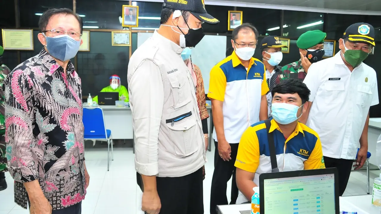 Vaksinasi gotong royong di Lamongan. (Dian Kurniawan/Liputan6.com)