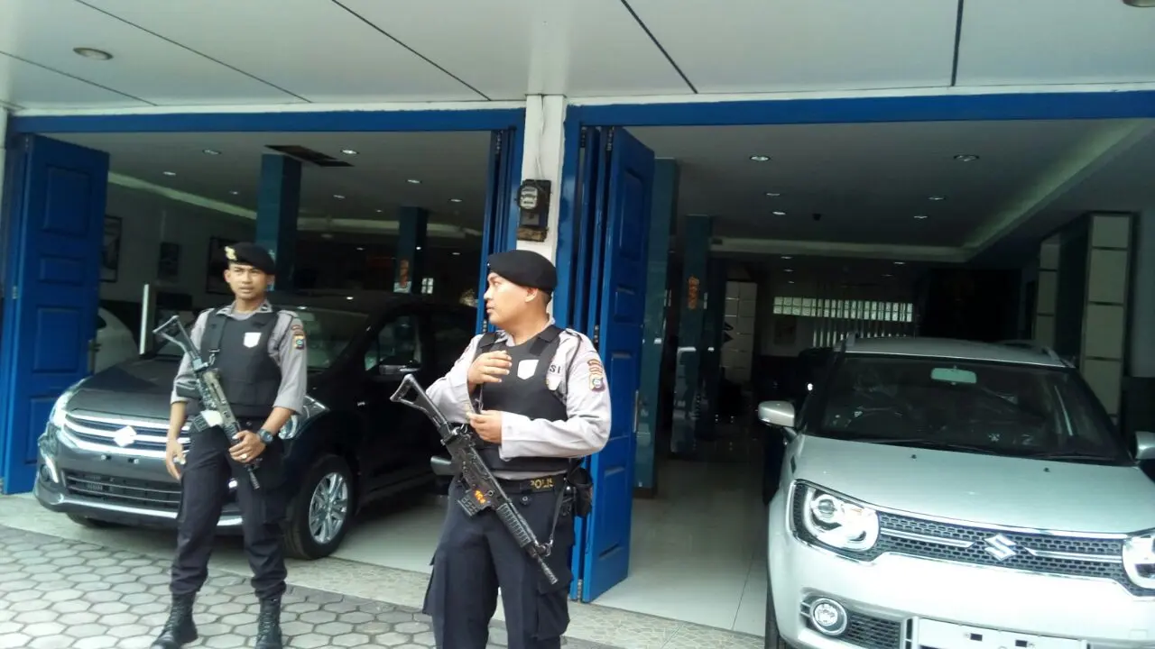 Penyidik KPK menggeledah sebuah showroom Jalan Guru Patimpus, Kota Medan Sumatera Utara, terkait OTT Bupati Batubara. (Reza Efendi/Liputan6.com))
