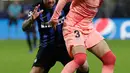 Gelandang Inter Milan, Radja Nainggolan berusaha merebut bola yang dibawa bek Barcelona, Gerard Pique saat bertanding pada grup B Liga Champions di Giuseppe Meazza, Italia (6/11). Inter imbang dengan Barcelona 1-1. (AP Photo/Luca Bruno)