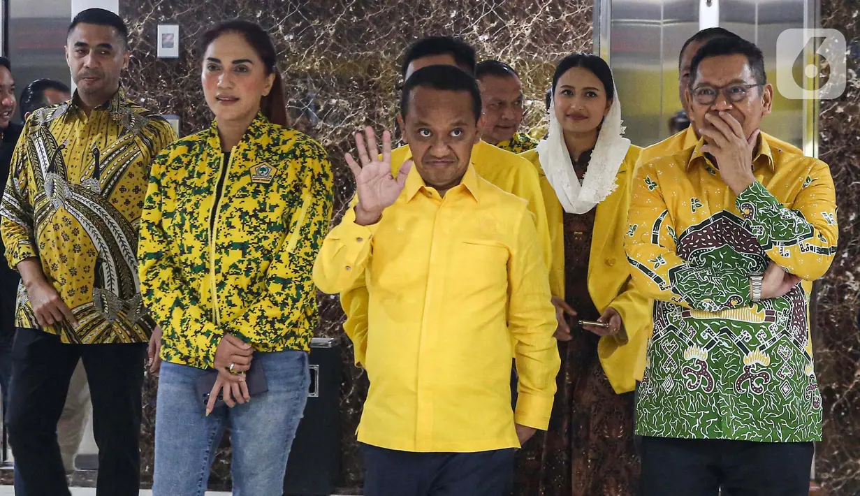 Ketua Umum Partai Golongan Karya (Golkar) Bahlil Lahadalia (tengah) sesaat sebelum mengumumkan pengurus baru Dewan Pimpinan Pusat (DPP) Partai Golkar periode 2024-2029 di kantor DPP Partai Golkar, Jakarta Barat, Kamis (7/11/2024). (Liputan6.com/Angga Yuniar)