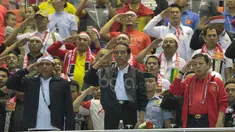 Presiden Republik Indonesia, Joko Widodo melakukan penghormatan saat lagi Indonesia Raya dikumandangkan pada laga Semi-final AFF Cup 2016 di Stadion Pakansari, Bogor, (03/12/2016). (Bola.com/Nicklas Hanoatubun)