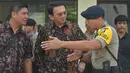 Gubernur DKI Jakarta nonaktif, Basuki Tjahaja Purnama (Ahok) mendengarkan penjelasan seorang polisi terkait rencana meninggalkan PN Jakarta Utara, Selasa (20/12). Sebelumnya Ahok menjalani sidang kedua kasus dugaan penistaan. (REUTERS/Adek BERRY/Pool)