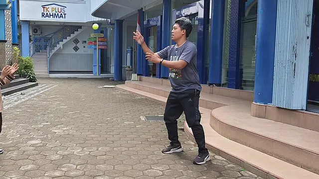 Cara Menangkap Bola Melambung yang Benar