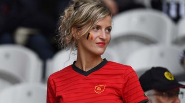 Kesedihan terpancar di wajah Fans cantik Belgia  ini saat timnya kalah dari Wales 1-3 pada perempat final Piala Eropa 2016 di Stade Pierre-Mauroy, Lille, Prancis, Sabtu (2/7/2016) dini hari WIB. (AFP/ Paul Ellis)