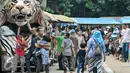 Kepadatan pengunjung di lokasi Taman Margasatwa Ragunan, Jakarta, Sabtu (9/7). Pengunjung Taman Margasatwa Ragunan kembali membeludak di akhir libur Lebaran. (Liputan6.com/Yoppy Renato)