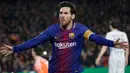 Pemain Barcelona, Lionel Messi merayakan golnya ke gawang Chelsea pada leg kedua babak 16 besar Liga Champions di Camp Nou, Rabu (14/3). Jumlah itu dicapai Messi dalam 123 pertandingan, atau 14 laga lebih cepat dari Cristiano Ronaldo (AP/Emilio Morenatti)