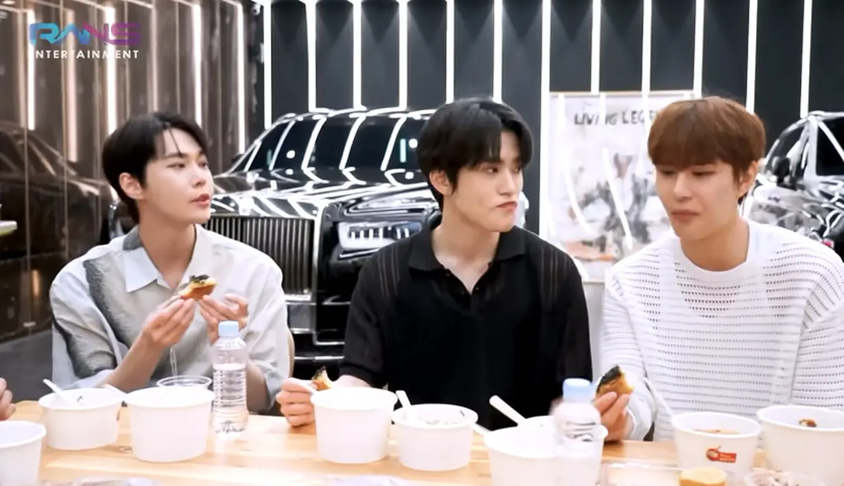 Mereka mengaku makanan Indonesia enak-enak. Mereka juga mengenal makanan Indonesia, sate.  [Youtube/Rans Entertainment]