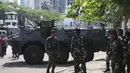 Personel Tentara Nasional Indonesia (TNI) berdiri di dekat kendaraan lapis baja yang diparkir di dekat Monumen Nasional, Jakarta, Selasa 2 September 2025. (AP Photo/Dita Alangkara)
