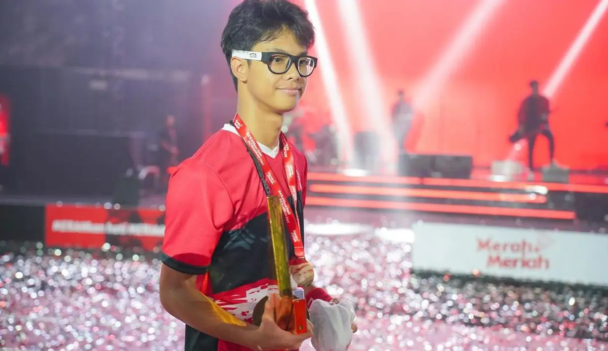 Putra semata wayang dari Ganjar Pranowo ini sedang santer dikabarkan berpacaran dengan Eca Aura. Keduanya disatukan dalam satu tim dalam pertandingan Merah Meriah. [Foto: Instagram/merahmeriah.sportainment]