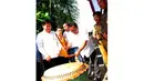 Secara simbolis, pemeran "Si Doel" dalam film Si Doel Anak Sekolahan itu memukul bedug sebagai tanda dimulainya festival Peh Cun, Kota Tangerang, Senin (2/6/14). (Liputan6.com/Faisal R Syam)