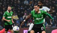 Bek Sassuolo asal Indonesia, Jay Idzes, berduel memperebutkan bola dengan penyerang Inter Milan asal Prancis bernomor 9, Marcus Thuram, dalam pertandingan Serie A Italia antara Sassuolo dan Inter Milan di Stadion Mapei, Reggio Emilia, Italia, pada 8 Februari 2026. (Piero CRUCIATTI / AFP)
