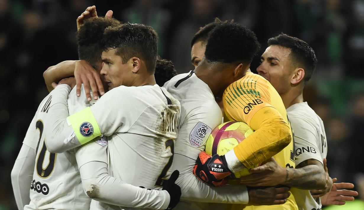 Perayaan kemenangan pemain PSG saat peluit panjang ditiupkan pada laga lanjutan Ligue 1 yang berlangsung di stadion Geoffroy-Guichard, Loire, Senin (18/2). PSG menang 1-0 atas St-Etienne. (AFP/Philippe Kiasek)