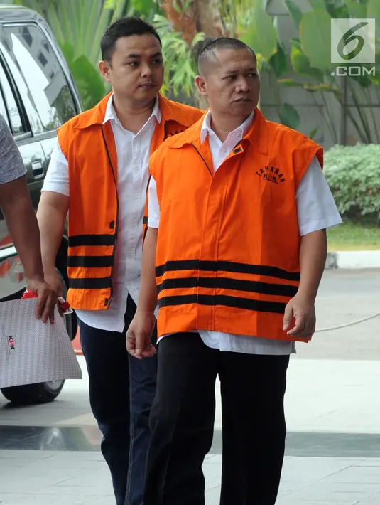 Dua tersangka Eka Kamaludin dan Kabag ULP Purbalingga Hadi Iswanto tiba di gedung KPK, Jakarta, Kamis (12/7). Hadi Iswanto  diperiksa terkait suap proyek infrastruktur di Kabupaten Purbalingga. (Merdeka.com/Dwi Narwoko)