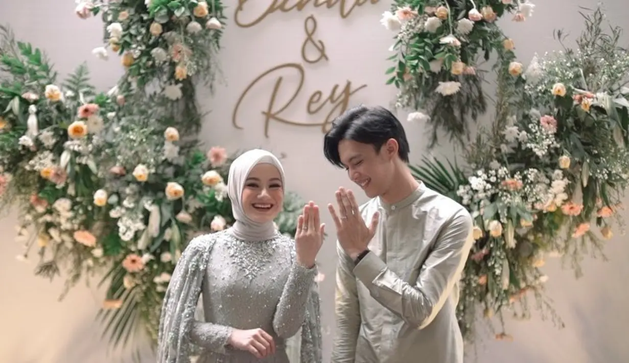 Setelah memperjuangkan cintanya, akhirnya Rey Mbayang resmi mempersunting perempuan bernama lengkap Nyimas Khodijah Nastithi Adinda. Atau akrab disapa Dinda Hauw. Manisnya cerita cinta mereka tak jarang membuat warganet terbawa perasaan. (Instagram/dindahw)