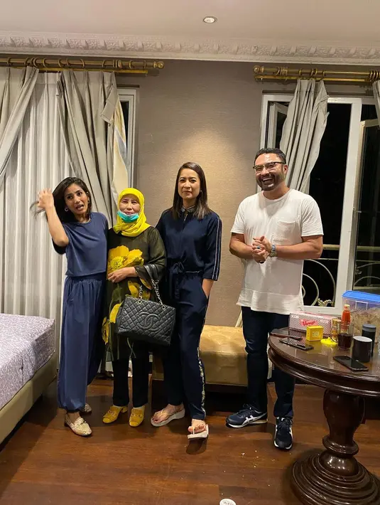 Inul Daratista mengungkapkan, betapa girangnya ibunya setelah bisa melihat lebih dekat, foto bersama dengan para pemain sinetron Ikatan Cinta. "Anda luar biasa mbok rupiah👍," tulis Inul lagi. (Instagram/inul.d)