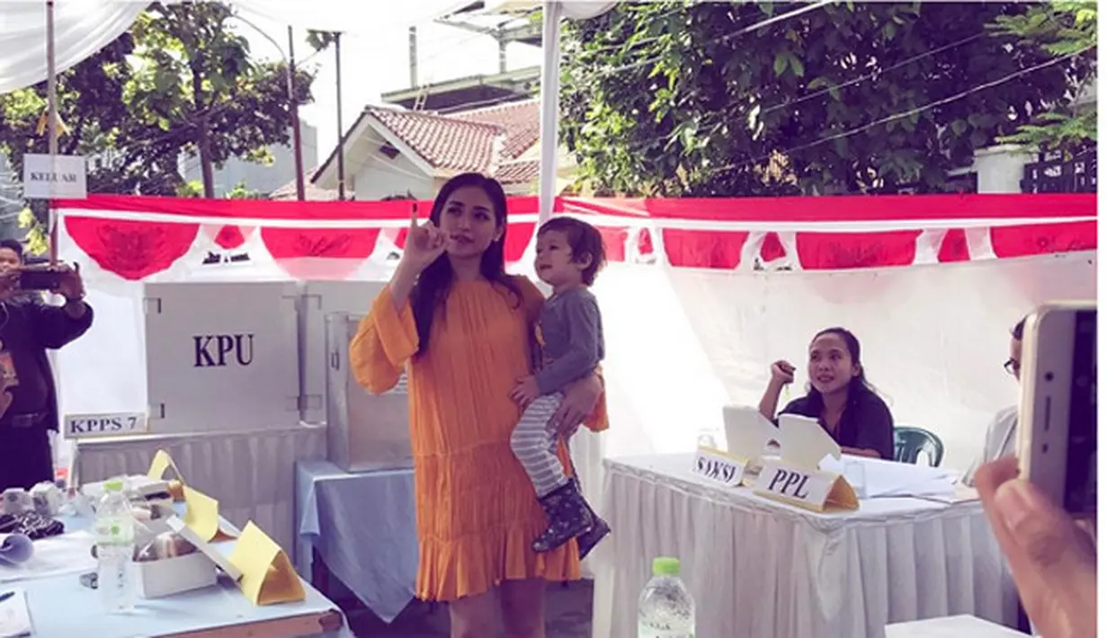 "Orang tua adalah contoh konkrit terbentuknya kepribadian seorang anak. Seperti menggunakan hak suara untuk ikut merealisasikan demokrasi yang baik di negeri kita tercinta, Indonesia," tulis Jessica Iskandar. (dok. Instagram)