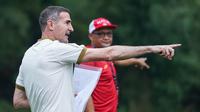 Mantan pelatih Tim Skotlandia, Kilmarnock ini memulai latihan dengan sesi conditional strength, dilanjutkan dengan latihan rondo, dan materi finishing. Sebelum bertemu langsung, Angelo sering berkomunikasi dengan Sudirman dan menyisipkan sejumlah materi latihan. (Foto: Dok. Persija Jakarta)