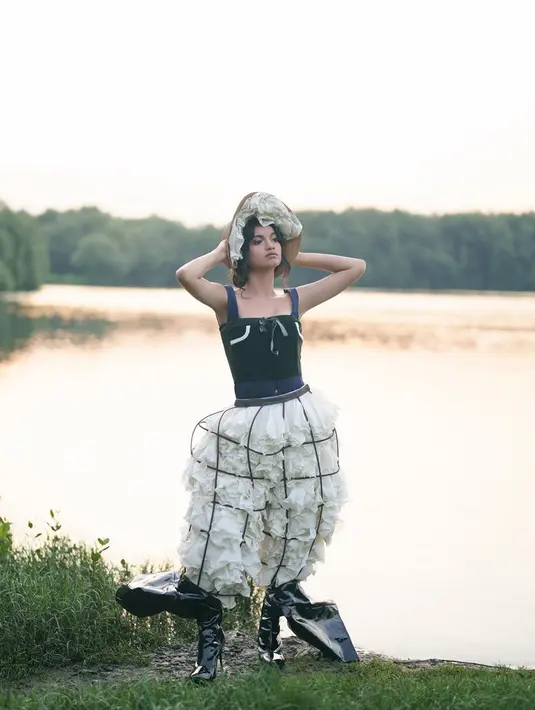 Berpose di samping danau, gaya pemotretan Ratu Sofya bak seorang model profesional. Gayanya dengan mengenakan busana vintage ini bak gadis di era 70-an, tampak begitu menawan.(Liputan6.com/@ratusfy_)