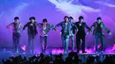 Meskipun liriknya diganti, akan tetapi penampilan BTS di Billboard Music Awards 2018 sangat luar biasa. Bahkan mereka mendapat pujian dari berbagai pihak. (AFP/Ethan Miller/GETTY IMAGES NORTH AMERICA)