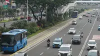 Suasana arus lalu lintas di Jalan Jenderal Sudirman, Jakarta, Senin (23/11/2020). Aturan sistem ganjil genap belum diberlakukan di tengah perpanjangan penerapan pembatasan sosial berskala besar (PSBB) transisi hingga dua minggu ke depan di Ibu Kota. (Liputan6.com/Immanuel Antonius)