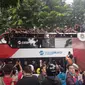 Timnas Indonesia U-22 menaiki bus atap terbuka dalam parade di Jakarta, Jumat (19/5/2023). (Bola.com/Hery Kurniawan)
