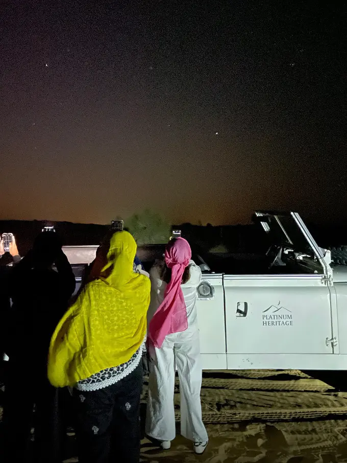 Melihat bintang saat berkunjung ke gurun pasir di Dubai Malam Hari