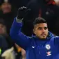 Bek baru Chelsea, Emerson Palmieri menyapa fans saat perkenalan dirinya di Stamford Bridge di London (31/1). Emerson dibeli Chelsea dari AS Roma seharga 17 juta pound sterling. (AFP Photo/Glyn Kirk)