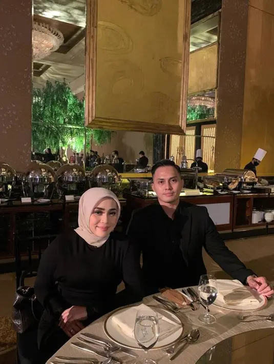 Tak hanya itu, diketahui kini Muzdalifah tengah dirawat di rumah sakit. Tak terlihat sang suami menemani Muzdalifah. Lewat laman Instagram, Muzdalifah bercerita jika hanya ditemani putri sulungnya, Dewi Nurmania. (Liputan6.cpm/IG/@muzdalifah999)