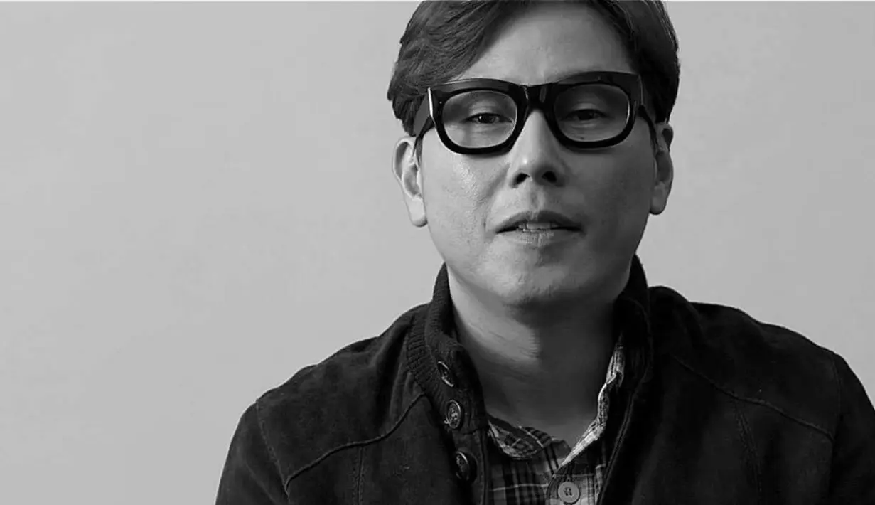 Yoon Jong-Shin merupakan penulis lagu sekaligus penyanyi. Namanya semakin dikenal di tahun 2017 ini. (Foto: koreaboo.com)