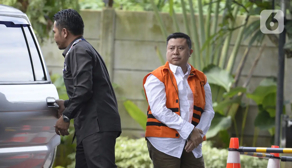 Saeful Bahri yang merupakan staf Sekjen PDIP Hasto Kristiyanto tiba di Gedung KPK, Jakarta, Senin (27/1/2020). Saeful Bahri diperiksa sebagai tersangka terkait kasus dugaan penerimaan hadiah atau janji penetapan anggota DPR Terpilih 2019-2024. (merdeka.com/Dwi Narwoko)