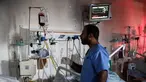 Seorang tenaga medis Palestina saat bekerja di unit perawatan intensif Rumah Sakit Nasser di Khan Yunis, Jalur Gaza selatan, pada 11 Juli 2025. (Foto oleh AFP)