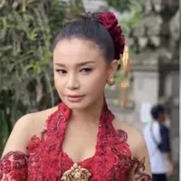 Penyanyi Rossa disetiap kesempatan kerap terlihat elegan dibalut kebaya, terbaru ia mengenakan kebaya merah saat tampil di sebuah stasiun TV China saat merayakan tahun baru Imlek 2023. Nah, berikut ini sederet gaya Rossa saat mengenakan kebaya. (@anneavantieheart)