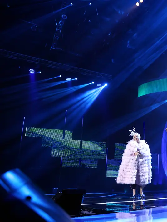 Tepuk tangan meriah dari ribuan penonton yang memadati studio Emtek, Kebon Jeruk, Jakarta Barat, Kamis (31/3/2016) malam sebagai penutup penampilan Melly dan Cakra. (Adrian Putra/Bintang.com)