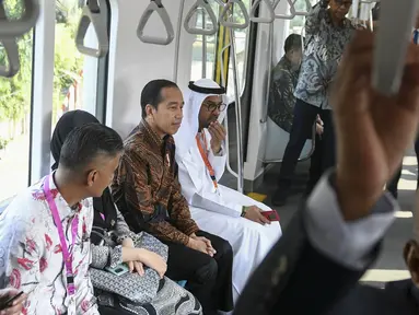 Presiden Joko Widodo (ketiga kiri) bersama Duta Besar Negara ASEAN dan Mitra ASEAN dalam perjalanan menggunakan MRT Jakarta dari Stasiun Bundaran HI menuju Stasiun ASEAN untuk menghadiri peringatan HUT ke-56 ASEAN yang diselenggarakan di Gedung Sekretariat ASEAN, Jakarta, Selasa (8/8/2023). (FOTO: ANTARA FOTO/Hafidz Mubarak A/pool)