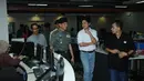 Bersama beberapa tim redaksi, Kapuspen TNI Mayjen M Fuad Basya berkeliling melihat-lihat suasana ruang pemberitaan yang ada di SCTV Tower, Jakarta (24/4/2014) (Liputan6.com/Helmi Fithriansyah)