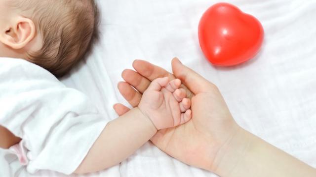 Cara Menangani Bayi yang Mengalami Perut Kembung dan Muntah