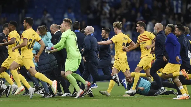 Foto: Momen Pemain Barcelona Dikejar-kejar Suporter Espanyol