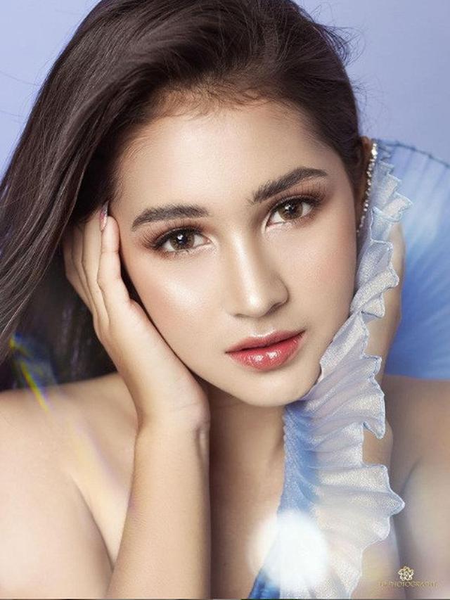 6 Gaya Pemotretan Terbaru Sandrinna Michelle, Tampil Anggun dengan Gaun Biru