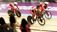 Trio pembalap sepeda difabel Indonesia M Fadli Immamuddin (depan), M Habib Shaleh (tengah) dan Marthin Losu (belakang) saat berlomba pada babak kualifakasi nomor Team Sprint Putra kaegori C1-5 Asian Para Games 2018, Kamis (11/10). (INAPGOC/TJPimages)