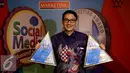 COO PT KMK, Manuel Irwanputra berpose dengan tropi The Best Digital Product kategori “News & Magazine App” dan The Best Website kategori “Situs Berita” di acara Digital Marketing Award 2016, Jakarta, Kamis (19/10). (Liputan6.com/Johan Tallo)