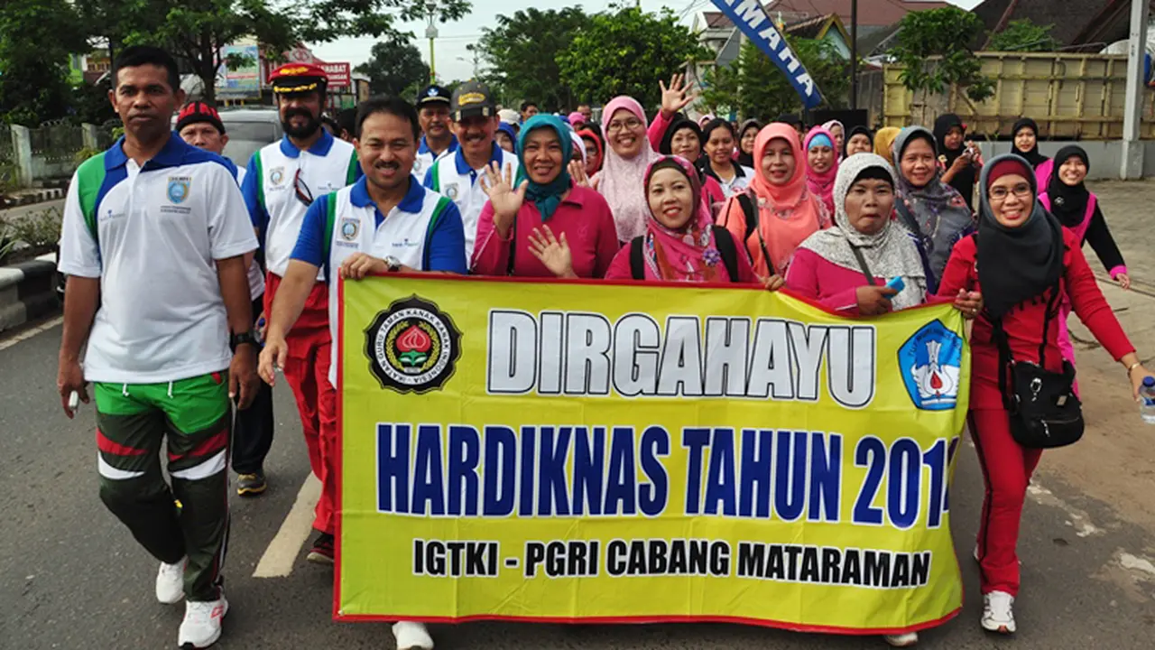 Peringati Hardiknas, Guru Banjiri Kota Martapura