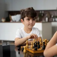 Seiring bertambahnya usia, anak mulai dihadapkan pada lebih banyak pilihan dalam kehidupan sehari-hari. Di rentang usia 7–12 tahun, mereka belajar menentukan sikap dalam pertemanan, mengatur waktu belajar, menggunakan uang saku, hingga menyelesaikan konflik kecil.  (foto/dok: freepik)