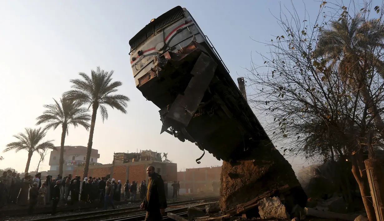 Sebuah kereta api mengalami kecelakaan fatal di Beni Suef, Kairo , (11/2). Badan kereta hingga keluar dari jalur saat alami kecelakaan. (REUTERS / Mohamed Abd El Ghany)