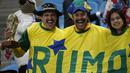 Gaya suporter Brasil dengan membawa replika Piala Dunia saat mendukung timnya melawan Ekuador pada laga kualifikasi Piala Dunia 2018 di Porto Alegre, Brasil, (31/8/2017). (AP/Leo Correa)