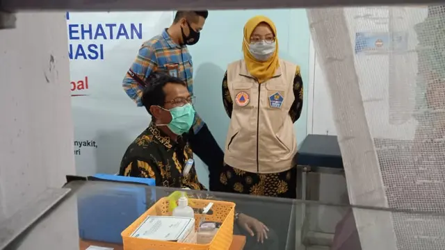 Wakil Bupati Garut Helmi Budiman saat melaksanakan simulasi vaksin Covid-19 di Garut, Jawa Barat.