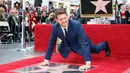 Michael Buble berpose di dekat bintang Hollywood Walk Of Fame miliknya saat acara penghargaan di Hollywood, California (16/11). Penyanyi Jazz asal Kanada ini merupakan penerima bintang ke 2,650 di Hollywood Walk Of Fame. (AFP Photo/David Livingston)