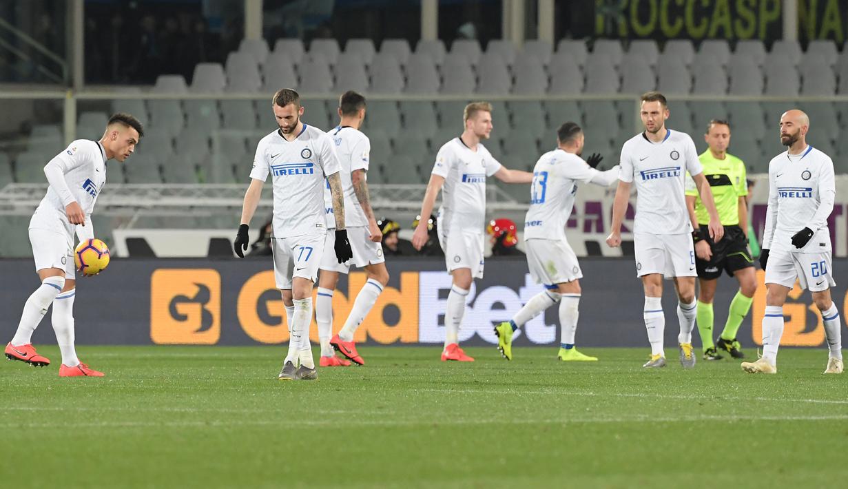 Ekspresi kecewa pemain Inter Milan usai gagal mempertahankan kemenangan pada laga lanjutan Serie A yang berlangsung di stadion Artemio Franci, Firenze, Senin (25/2). Inter Milan imbang 3-3 kontra Fiorentina (AFP/Tiziana Fabi)