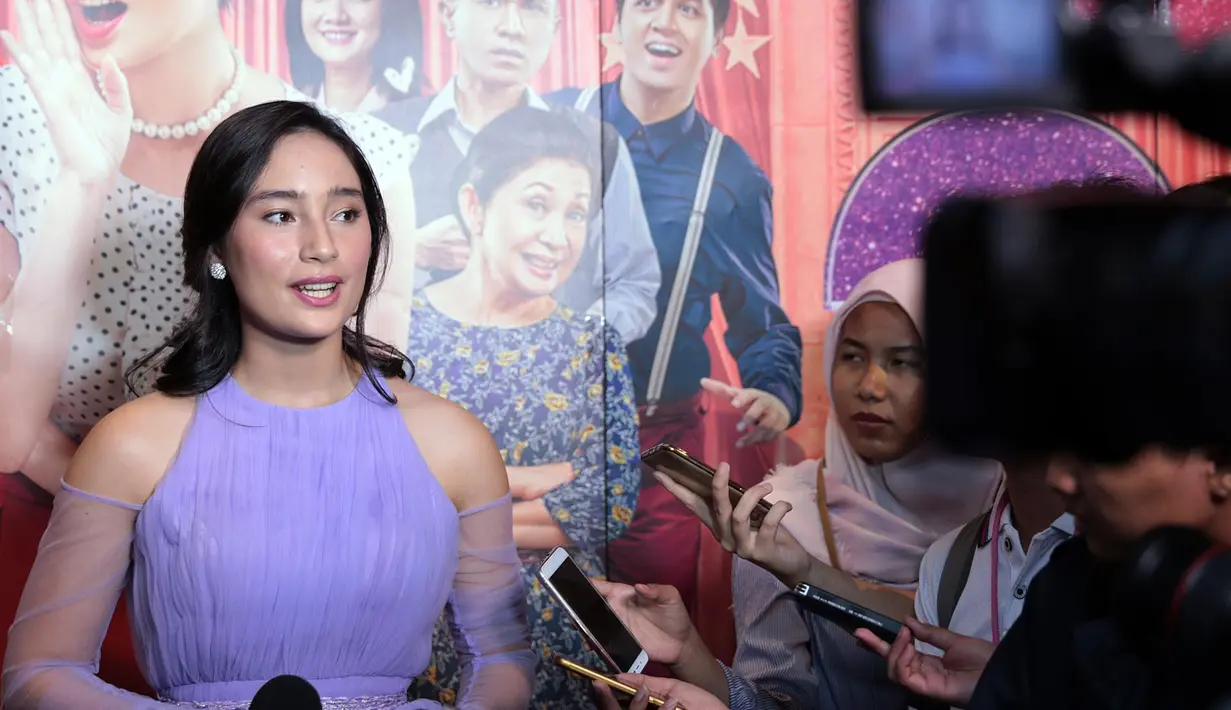 Lewat film arahan sutradara Ody C Harahap, Tatjana Saphira bisa bermain bareng para senior. Tatjana memerankan seorang nenek Fatmawati berusia 70-an. Namun berubah menjadi muda lagi 20-an setelah foto di studio misterius. (Deki Prayoga/Bintang.com)