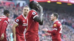 Pemain Liverpool, Sadio Mane merayakan golnya ke gawang Bournemouth pada lanjutan Premier League di Anfield stadium, Liverpool,(14/4/2018). Liverpool menang 3-0.  (Anthony Devlin/PA via AP)